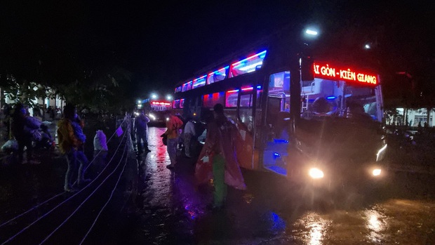 Trắng đêm đón công dân từ TP.HCM và các tỉnh về quê miền Tây tự phát bằng xe máy - Ảnh 2.