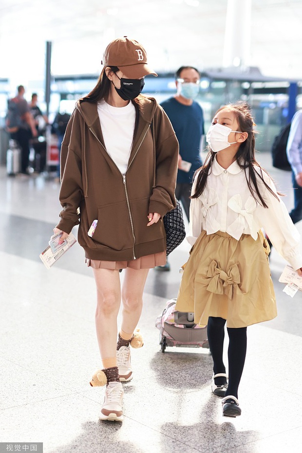 Lý Tiểu Lộ lần đầu lộ diện sau khi bị phong sát nhưng cô con gái ngây thơ mới 9 tuổi lại chiếm trọn sự chú ý - Ảnh 6. Lý Tiểu Lộ lần đầu lộ diện sau khi bị phong sát nhưng cô con gái ngây thơ mới 9 tuổi lại chiếm trọn sự chú ý - Ảnh 6.