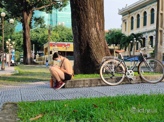 Hình ảnh Sài Gòn ngày đầu nới lỏng giãn cách qua ống kính smartphone - Ảnh 13.