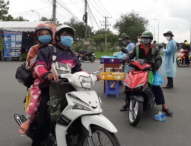 Trắng đêm đón công dân từ TP.HCM và các tỉnh về quê miền Tây tự phát bằng xe máy - Ảnh 16.