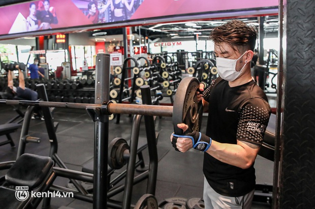 Ảnh, clip: Bạn trẻ Sài Gòn hào hứng trở lại phòng tập gym sau thời gian dài nghỉ ngơi - Ảnh 6.