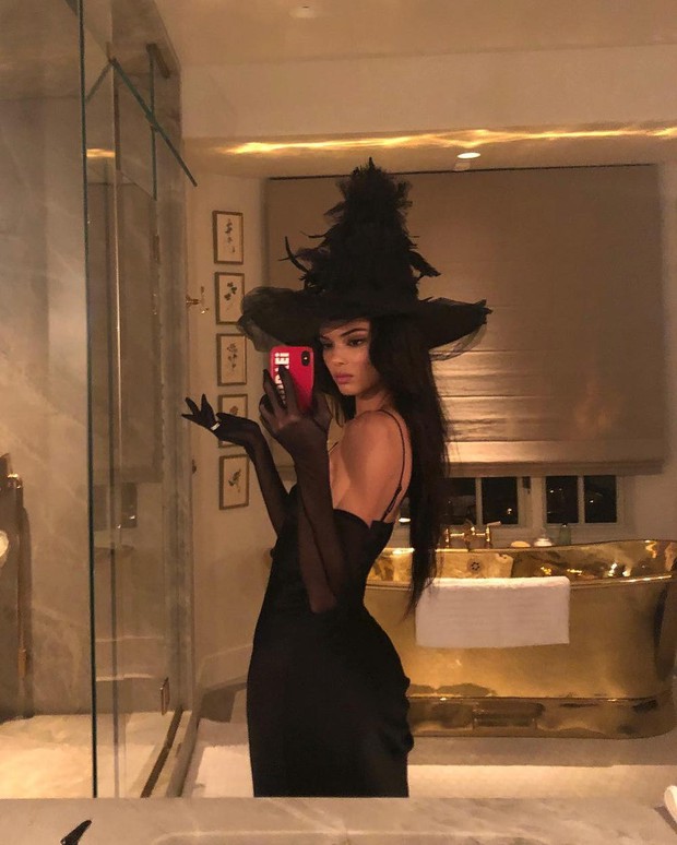 Màn cosplay Halloween đẹp nhất Hollywood: Kendall Jenner hoá tiên tử thần thoại cưỡi ngựa mê hồn, body đúng là cực phẩm tạo hoá - Ảnh 9.