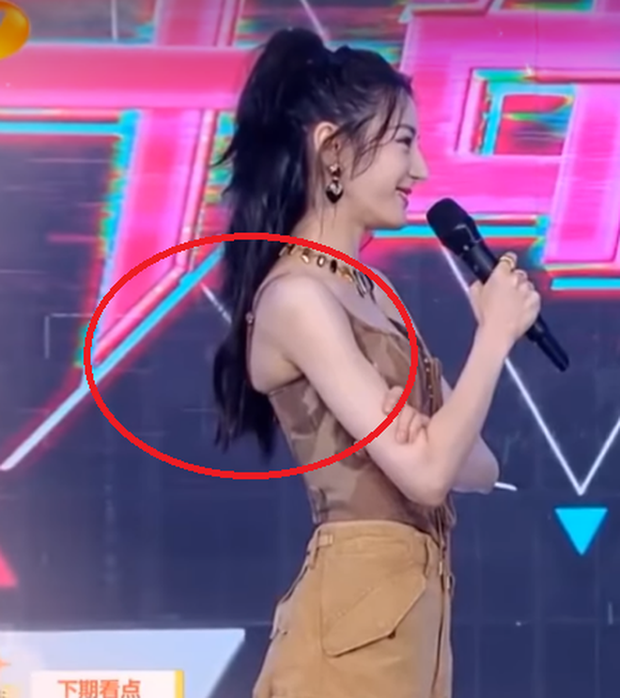 Khoan, dừng khoảng chừng là 2 giây ở môi của Địch Lệ Nhiệt Ba và cách cô mặc corset hôm nay - Ảnh 5. Khoan, dừng khoảng chừng là 2 giây ở môi của Địch Lệ Nhiệt Ba và cách cô mặc corset hôm nay - Ảnh 5.