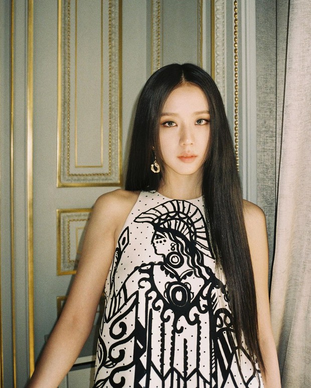 Jisoo (BLACKPINK) xả ảnh tại Paris Fashion Week, đẹp như nữ thần thế này bảo sao đem về cho Dior tận 400 tỷ đồng - Ảnh 5.