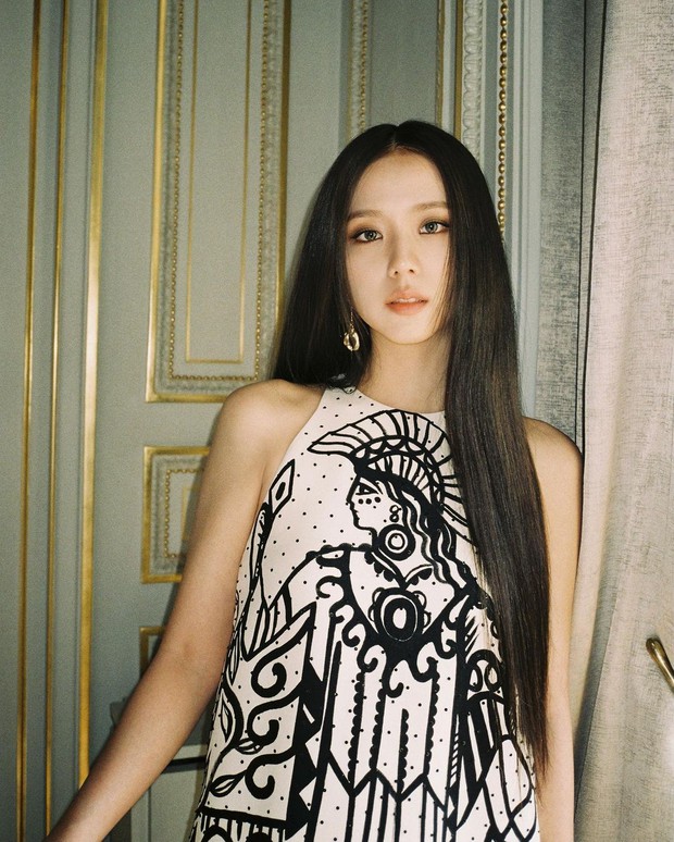 Jisoo (BLACKPINK) xả ảnh tại Paris Fashion Week, đẹp như nữ thần thế này bảo sao đem về cho Dior tận 400 tỷ đồng - Ảnh 4.