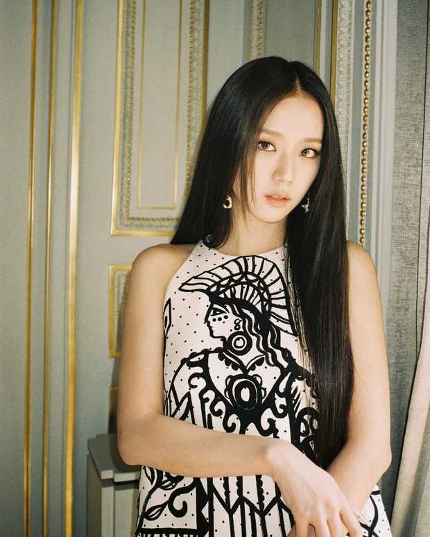 Jisoo (BLACKPINK) xả ảnh tại Paris Fashion Week, đẹp như nữ thần thế này bảo sao đem về cho Dior tận 400 tỷ đồng - Ảnh 3.