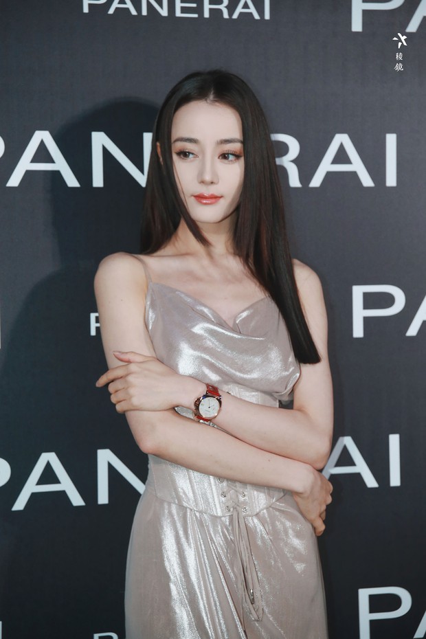 Khoan, dừng khoảng chừng là 2 giây ở môi của Địch Lệ Nhiệt Ba và cách cô mặc corset hôm nay - Ảnh 2. Khoan, dừng khoảng chừng là 2 giây ở môi của Địch Lệ Nhiệt Ba và cách cô mặc corset hôm nay - Ảnh 2.