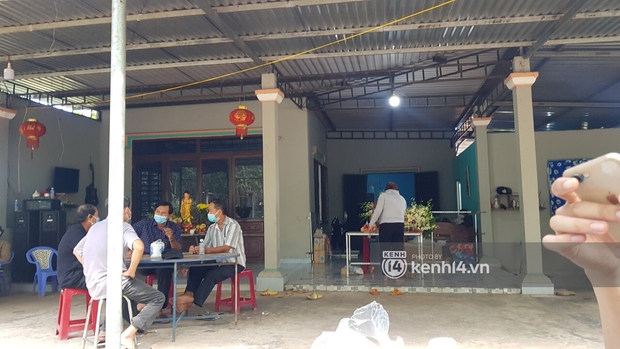 Người cha đau đớn lo liệu đám tang cho con trai 2 tuổi ở Bình Dương: Nhiều người thân không về kịp nhìn mặt cháu lần cuối - Ảnh 1.