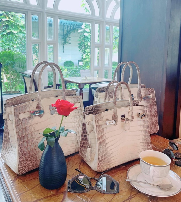 Cả vũ trụ giàu có toát lên trong bức ảnh Lệ Quyên và hội bạn uống trà: Có tận 3 chiếc túi bạch tạng mỗi chiếc gần chục tỷ! - Ảnh 4. Cả vũ trụ giàu có toát lên trong bức ảnh Lệ Quyên và hội bạn uống trà: Có tận 3 chiếc túi bạch tạng mỗi chiếc gần chục tỷ! - Ảnh 4.