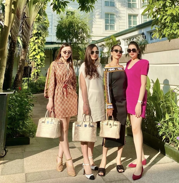 Cả vũ trụ giàu có toát lên trong bức ảnh Lệ Quyên và hội bạn uống trà: Có tận 3 chiếc túi bạch tạng mỗi chiếc gần chục tỷ! - Ảnh 3. Cả vũ trụ giàu có toát lên trong bức ảnh Lệ Quyên và hội bạn uống trà: Có tận 3 chiếc túi bạch tạng mỗi chiếc gần chục tỷ! - Ảnh 3.