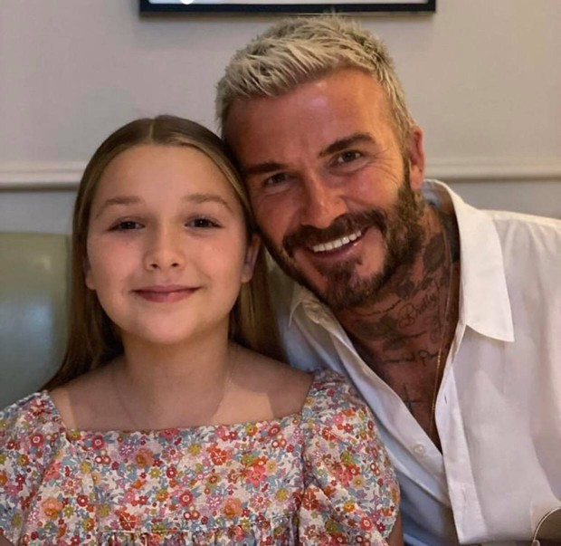 Vợ chồng David Beckham dẫn ái nữ đi ăn tối: Victoria thả rông vòng 1 bốc lửa, Harper lại bị netizen kém duyên chê bai vì 1 yếu tố - Ảnh 6.