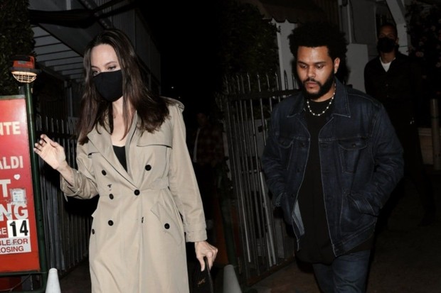 Friends revealed that Angelina Jolie is happily dating, but people are wondering: Is that The Weeknd or her ex-husband? - Photo 4.