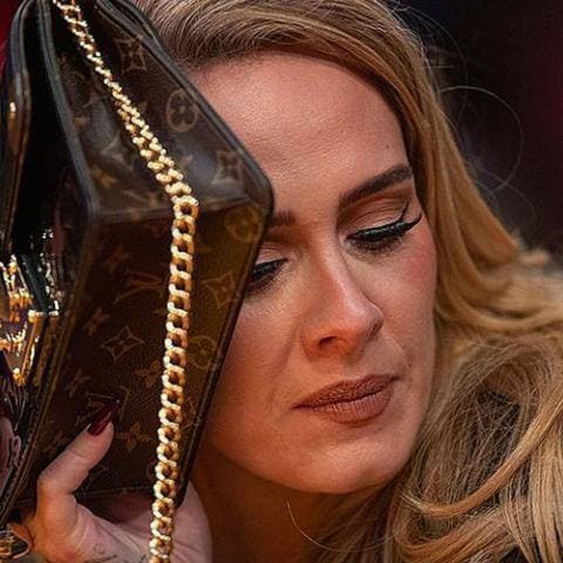 BTC có lòng bật Easy On Me để chào đón Adele đến dự trận bóng rổ, cớ sao Nhàn Chủ tử nhìn như mới đi ra từ lãnh cung thế này? - Ảnh 6. BTC có lòng bật Easy On Me để chào đón Adele đến dự trận bóng rổ, cớ sao Nhàn Chủ tử nhìn như mới đi ra từ lãnh cung thế này? - Ảnh 6.