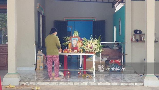 Người cha đau đớn lo liệu đám tang cho con trai 2 tuổi ở Bình Dương: Nhiều người thân không về kịp nhìn mặt cháu lần cuối - Ảnh 2.