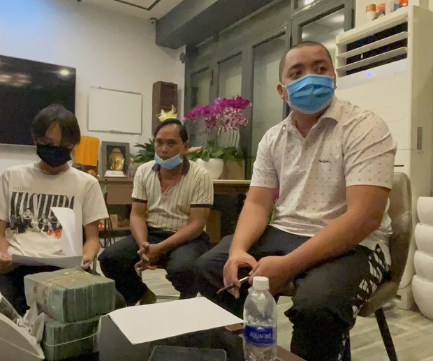 Netizen khui clip Phi Nhung hỏi ý kiến Hồ Văn Cường trước khi rút tiền làm từ thiện, phản ứng của nam ca sĩ ra sao? - Ảnh 6. Netizen khui clip Phi Nhung hỏi ý kiến Hồ Văn Cường trước khi rút tiền làm từ thiện, phản ứng của nam ca sĩ ra sao? - Ảnh 6.