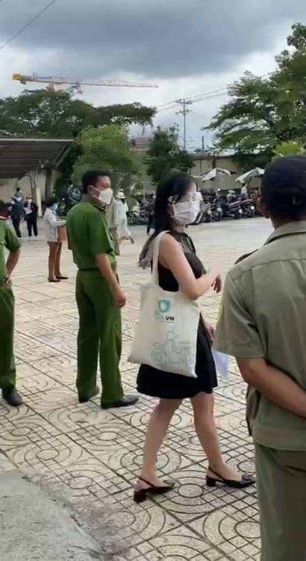 Tạm giam 2 mẹ con nắm tóc, cào cấu công an phường khi không được nhận tiền hỗ trợ - Ảnh 2. Tạm giam 2 mẹ con nắm tóc, cào cấu công an phường khi không được nhận tiền hỗ trợ - Ảnh 2.