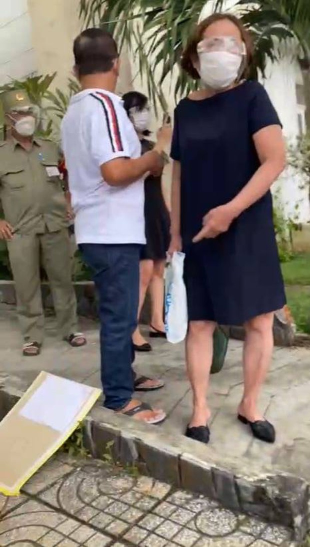Tạm giam 2 mẹ con nắm tóc, cào cấu công an phường khi không được nhận tiền hỗ trợ - Ảnh 3. Tạm giam 2 mẹ con nắm tóc, cào cấu công an phường khi không được nhận tiền hỗ trợ - Ảnh 3.