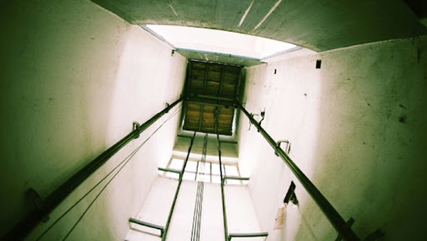 Hà Nội: Bước ra từ thang máy bị kẹt, cô gái 21 tuổi rơi từ tầng 7 xuống đất tử vong - Ảnh 1.