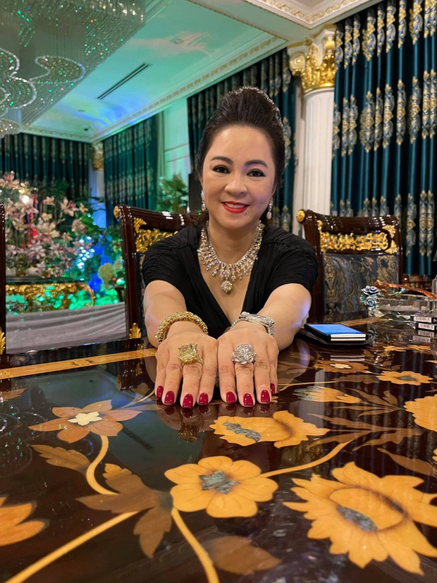 Nữ streamer 50 tuổi Nguyễn Phương Hằng có khối gia sản ra sao? mà phải vay nợ bank 300 tỷ? - Ảnh 1. Nữ streamer 50 tuổi Nguyễn Phương Hằng có khối gia sản ra sao? mà phải vay nợ bank 300 tỷ? - Ảnh 1.