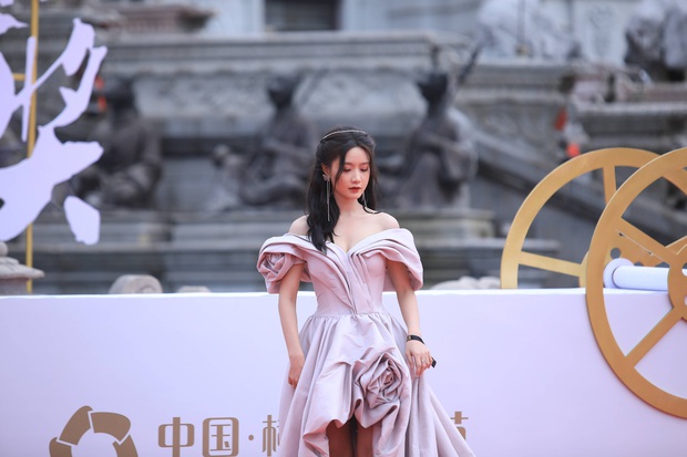 Thảm đỏ lạ nhất hôm nay: Trương Dư Hi lên đồ cổ trang đè bẹp nữ thần mới nổi, visual Trần Đô Linh tuột dốc không phanh - Ảnh 10.