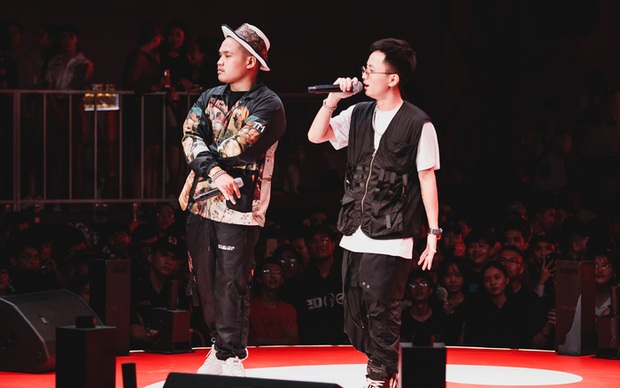 Ngang ngược nhất Rap Việt: Rhymastic tung nón vàng giành thí sinh từng diss mình bằng ngôn từ cực gắt năm 16 tuổi - Ảnh 7. Ngang ngược nhất Rap Việt: Rhymastic tung nón vàng giành thí sinh từng diss mình bằng ngôn từ cực gắt năm 16 tuổi - Ảnh 7.
