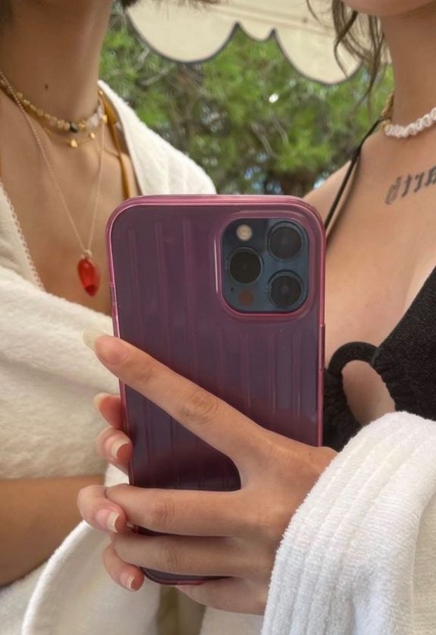 Bóc giá mẫu ốp iPhone lần đầu lộ diện của Lisa (BLACKPINK), thiết kế đơn giản nhưng lại cực kỳ đắt đỏ? - Ảnh 5.