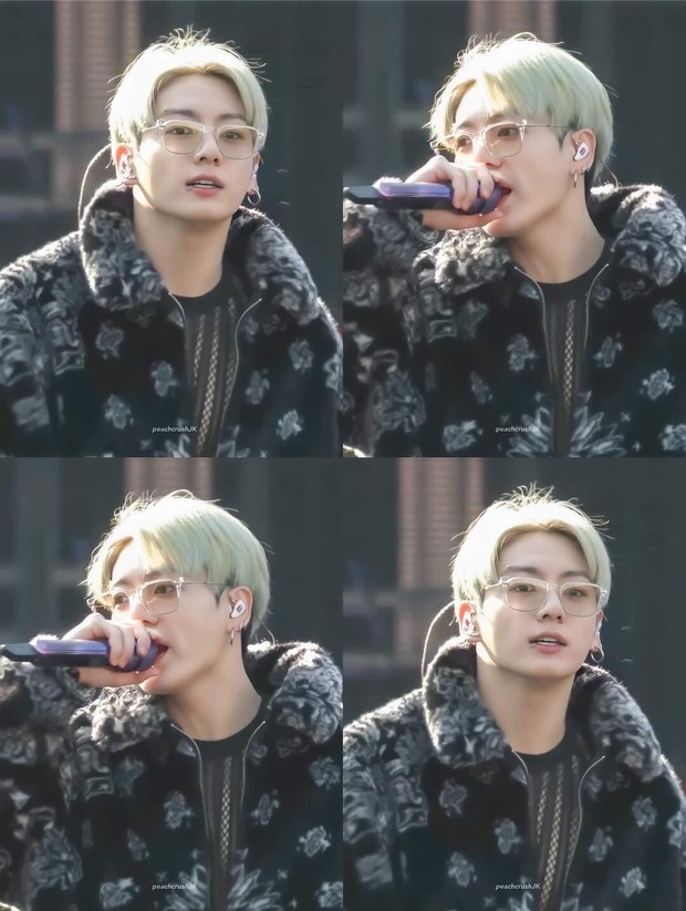 Hot nhất hôm nay chính là màu tóc mới của Jungkook tại concert, fan còn mất liêm sỉ đòi em út BTS cởi áo vì 1 lý do - Ảnh 3. Hot nhất hôm nay chính là màu tóc mới của Jungkook tại concert, fan còn mất liêm sỉ đòi em út BTS cởi áo vì 1 lý do - Ảnh 3.