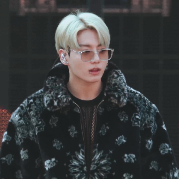 Hot nhất hôm nay chính là màu tóc mới của Jungkook tại concert, fan còn mất liêm sỉ đòi em út BTS cởi áo vì 1 lý do - Ảnh 1. Hot nhất hôm nay chính là màu tóc mới của Jungkook tại concert, fan còn mất liêm sỉ đòi em út BTS cởi áo vì 1 lý do - Ảnh 1.
