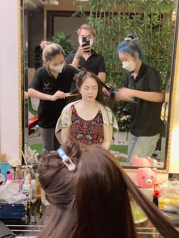 Bà Phương Hằng lần đầu lộ hình ảnh trước khi lên sóng livestream: Làm tóc, make up kĩ càng, nhan sắc gây chú ý - Ảnh 1.