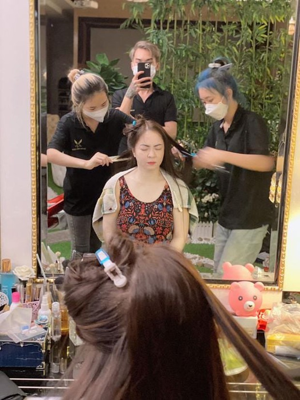 Bà Phương Hằng lần đầu lộ hình ảnh trước khi lên sóng livestream: Làm tóc, make up kĩ càng, nhan sắc gây chú ý - Ảnh 1. Bà Phương Hằng lần đầu lộ hình ảnh trước khi lên sóng livestream: Làm tóc, make up kĩ càng, nhan sắc gây chú ý - Ảnh 1.