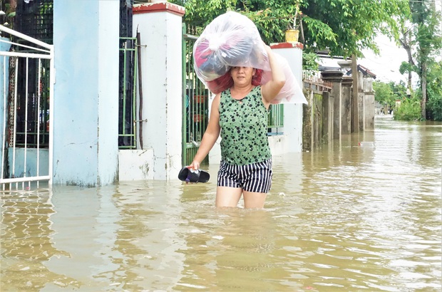 Mưa lũ khiến 5.400 ngôi nhà ở Quảng Nam bị ngập, 2.535 người phải sơ tán, 1 người mất tích - Ảnh 2. Mưa lũ khiến 5.400 ngôi nhà ở Quảng Nam bị ngập, 2.535 người phải sơ tán, 1 người mất tích - Ảnh 2.