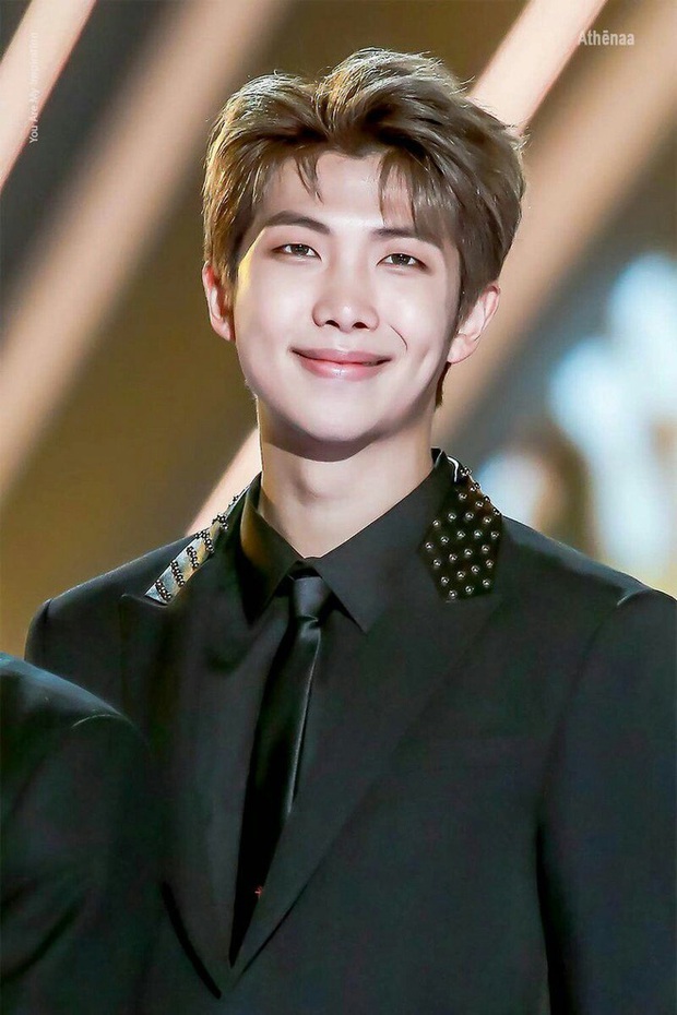 Trước phốt của Giselle (aespa), RM (BTS) cũng bị lên án vì nói từ cấm, Lisa 2 lần bị tố chiếm dụng văn hoá - Ảnh 4. Trước phốt của Giselle (aespa), RM (BTS) cũng bị lên án vì nói từ cấm, Lisa 2 lần bị tố chiếm dụng văn hoá - Ảnh 4.