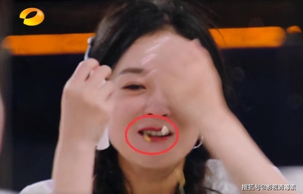 Triệu Lệ Dĩnh có nết ăn muôn đời bị chê bai: Khoắng đũa kém duyên, nhồm nhoàm đến nhè đồ nhìn mất vệ sinh - Ảnh 11. Triệu Lệ Dĩnh có nết ăn muôn đời bị chê bai: Khoắng đũa kém duyên, nhồm nhoàm đến nhè đồ nhìn mất vệ sinh - Ảnh 11.