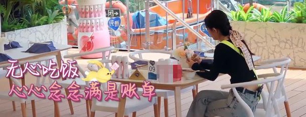 Triệu Lệ Dĩnh có nết ăn muôn đời bị chê bai: Khoắng đũa kém duyên, nhồm nhoàm đến nhè đồ nhìn mất vệ sinh - Ảnh 3. Triệu Lệ Dĩnh có nết ăn muôn đời bị chê bai: Khoắng đũa kém duyên, nhồm nhoàm đến nhè đồ nhìn mất vệ sinh - Ảnh 3.