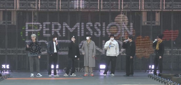 Hot nhất hôm nay chính là màu tóc mới của Jungkook tại concert, fan còn mất liêm sỉ đòi em út BTS cởi áo vì 1 lý do - Ảnh 7. Hot nhất hôm nay chính là màu tóc mới của Jungkook tại concert, fan còn mất liêm sỉ đòi em út BTS cởi áo vì 1 lý do - Ảnh 7.