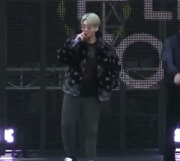 Hot nhất hôm nay chính là màu tóc mới của Jungkook tại concert, fan còn mất liêm sỉ đòi em út BTS cởi áo vì 1 lý do - Ảnh 6. Hot nhất hôm nay chính là màu tóc mới của Jungkook tại concert, fan còn mất liêm sỉ đòi em út BTS cởi áo vì 1 lý do - Ảnh 6.