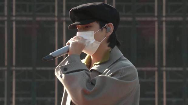V (BTS) bị thương phải ngồi một chỗ hát vẫn ngầu như 1 vị thần, buồn rười rượi sắp khóc nhưng vẫn trấn an fan - Ảnh 1.