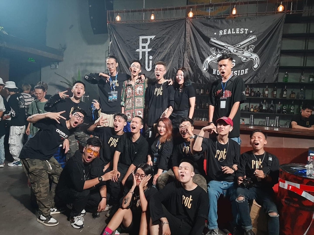Loạt nhóm rap tranh tài cực gắt tại Rap Việt: Tổ Quạ có khủng long cực khủng, OTD máy hút nón vàng nhưng tất cả chào thua trùm cuối! - Ảnh 2. Loạt nhóm rap tranh tài cực gắt tại Rap Việt: Tổ Quạ có khủng long cực khủng, OTD máy hút nón vàng nhưng tất cả chào thua trùm cuối! - Ảnh 2.