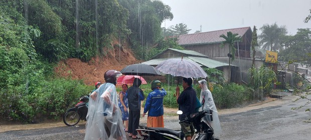 Sạt lở núi sau tiếng nổ lớn, nhiều hộ dân ở huyện miền núi Quảng Nam hốt hoảng bỏ chạy - Ảnh 4.