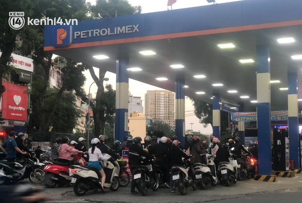 Ngay lúc này, hàng loạt cây xăng ở Hà Nội “thất thủ” vì dự đoán giá xăng tăng, người dân rồng rắn mang theo cả can đi mua - Ảnh 1.