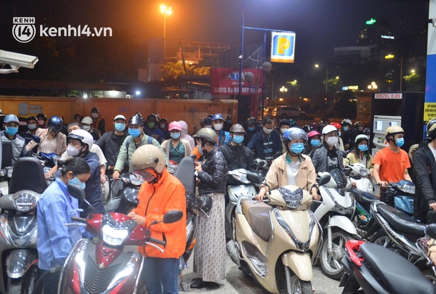 Ngay lúc này, hàng loạt cây xăng ở Hà Nội “thất thủ” vì dự đoán giá xăng tăng, người dân rồng rắn mang theo cả can đi mua - Ảnh 5.