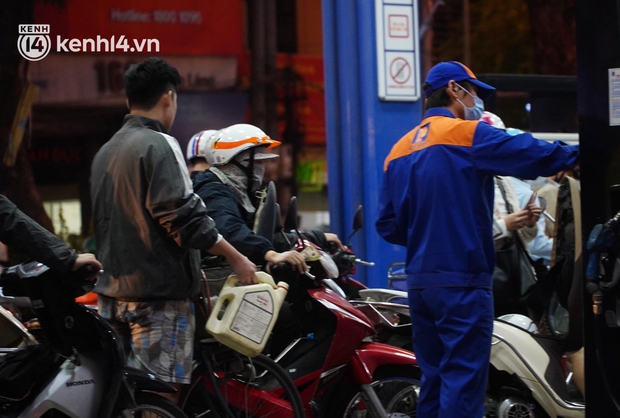 Ngay lúc này, hàng loạt cây xăng ở Hà Nội “thất thủ” vì dự đoán giá xăng tăng, người dân rồng rắn mang theo cả can đi mua - Ảnh 4.