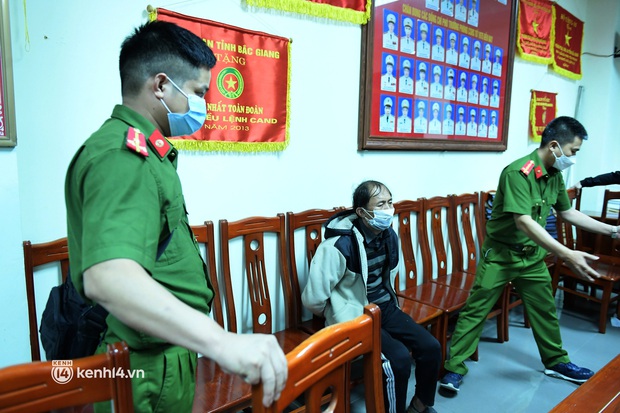 Cận cảnh kẻ sát hại bố mẹ và em gái được di lý về tới Công an Bắc Giang - Ảnh 8. Cận cảnh kẻ sát hại bố mẹ và em gái được di lý về tới Công an Bắc Giang - Ảnh 8.