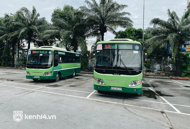 Hôm nay người Sài Gòn đã được đi xe buýt trở lại nhưng trên xe chỉ... 1, 2 người: Mấy tháng qua ở nhà buồn chán lắm, được đi làm lại là vui rồi - Ảnh 1.