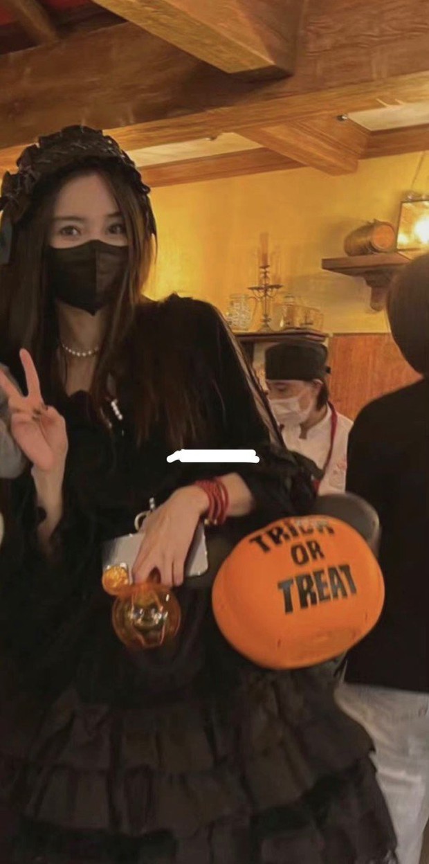 Angela Baby lên đồ chơi Halloween xịn sò, ai dè dân tình chỉ dán mắt vào quý tử giống Huỳnh Hiểu Minh như đúc - Ảnh 2. Angela Baby lên đồ chơi Halloween xịn sò, ai dè dân tình chỉ dán mắt vào quý tử giống Huỳnh Hiểu Minh như đúc - Ảnh 2.