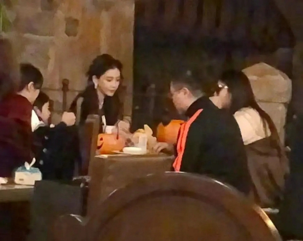 Angela Baby lên đồ chơi Halloween xịn sò, ai dè dân tình chỉ dán mắt vào quý tử giống Huỳnh Hiểu Minh như đúc - Ảnh 7. Angela Baby lên đồ chơi Halloween xịn sò, ai dè dân tình chỉ dán mắt vào quý tử giống Huỳnh Hiểu Minh như đúc - Ảnh 7.