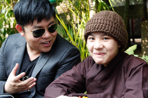 Á quân The Voice Kids 2014 dừng hợp tác với Quang Lê vì mâu thuẫn bắt đội tóc giả, hiện là giọng ca vàng của Tịnh thất Bồng Lai? - Ảnh 4. Á quân The Voice Kids 2014 dừng hợp tác với Quang Lê vì mâu thuẫn bắt đội tóc giả, hiện là giọng ca vàng của Tịnh thất Bồng Lai? - Ảnh 4.