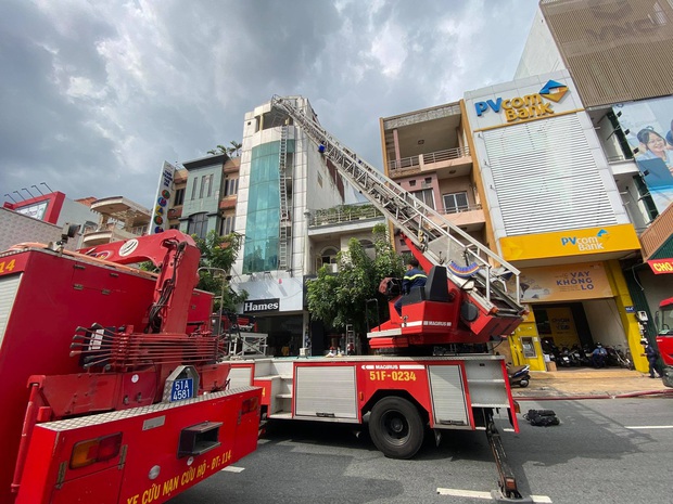 TP.HCM: Cháy nhà 4 tầng, cảnh sát leo thang giải cứu nhiều người mắc kẹt - Ảnh 1. TP.HCM: Cháy nhà 4 tầng, cảnh sát leo thang giải cứu nhiều người mắc kẹt - Ảnh 1.