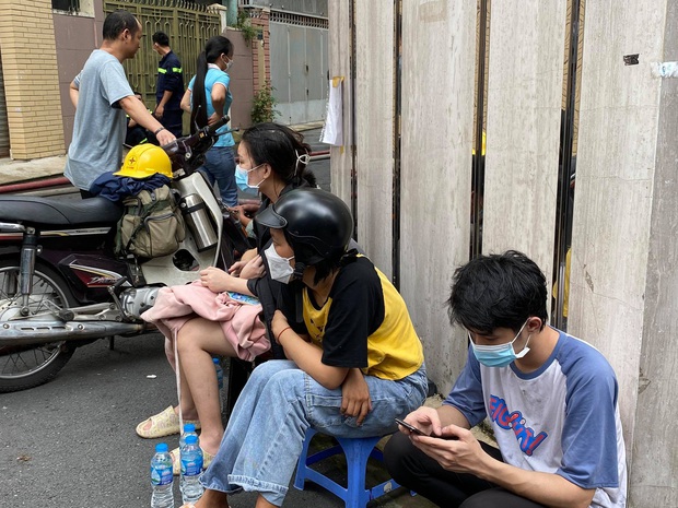 TP.HCM: Cháy nhà 4 tầng, cảnh sát leo thang giải cứu nhiều người mắc kẹt - Ảnh 2. TP.HCM: Cháy nhà 4 tầng, cảnh sát leo thang giải cứu nhiều người mắc kẹt - Ảnh 2.