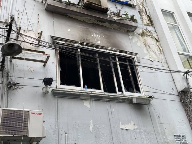 TP.HCM: Cháy nhà 4 tầng, cảnh sát leo thang giải cứu nhiều người mắc kẹt - Ảnh 3.